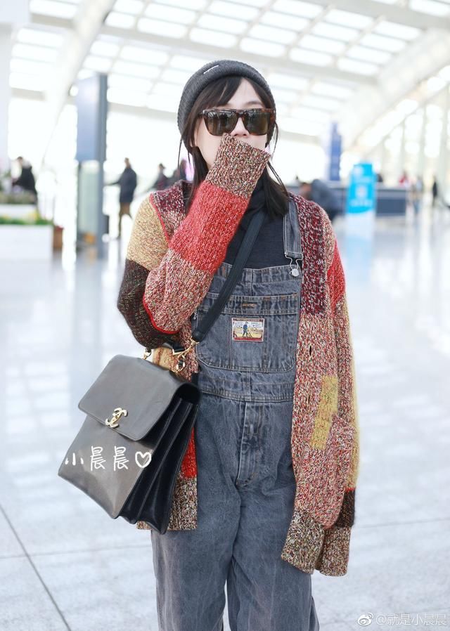 马思纯穿彩色毛衣配牛仔背带裤胖得像孕妇,网