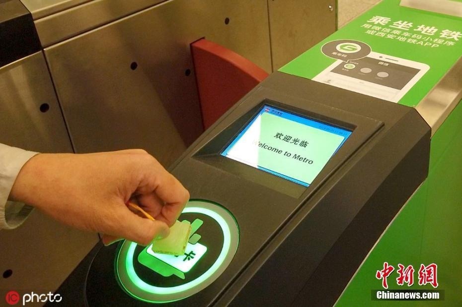 近期，西安推出玉玺形状的长安通卡，市民可用它乘公交地铁。据介绍，玉玺卡是长安通与陕西历史博物馆推出的文创产品，以西汉皇后之玺为原型缩小比例打造，可在全国200多个城市使用。26日，交通卡一天卖出近万张，库存已经售罄。目前只能通过长安通微店预订购买。