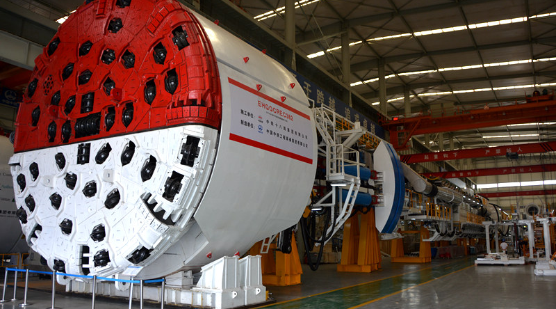 30日,“水到渠成共发展”网络主题调研采访活动走进河南郑州,实地探访了中华民族两条母亲河的交汇处、南水北调中线工程的咽喉——“穿黄工程”。