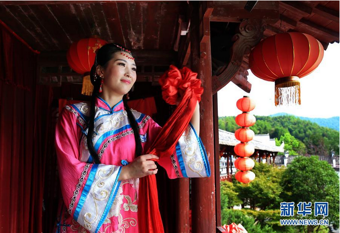 安徽黟县：“抛绣球”迎“七夕”