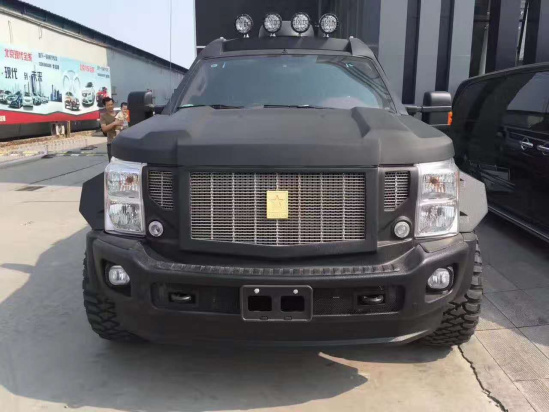 17款乔治巴顿越野商务车美版采用了黑色亚光处理,配合异常宽大的车身