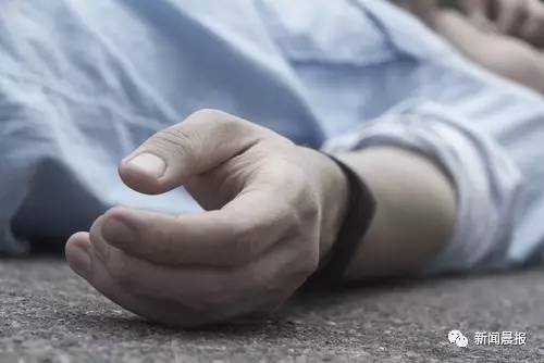 两男子深夜相约开房,一人意外