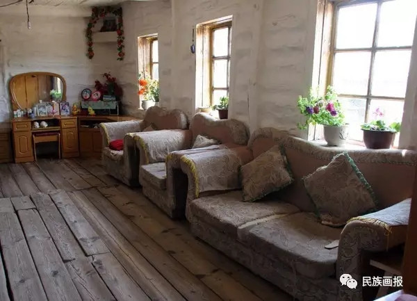 室韦的俄罗斯族民居深受北欧西伯利亚农庄建筑风格影响,都是一栋栋