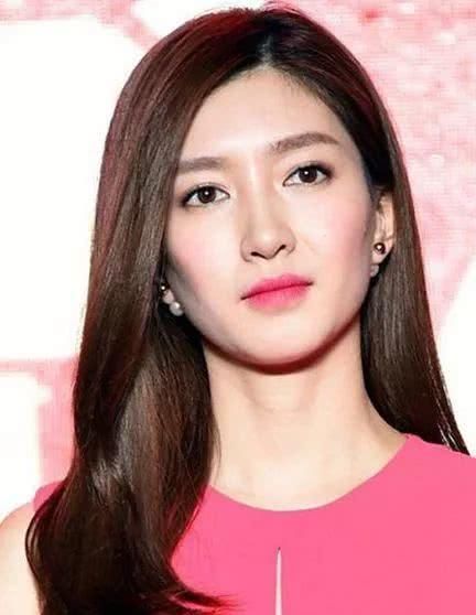 郑爽贴痘痘贴出席活动,烟熏妆+晒伤腮红,这妆