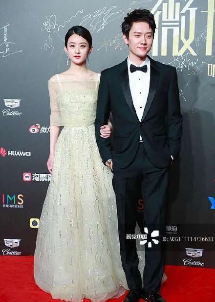 杨幂红毯未P图照片流出光顾着给脸化妆没注意