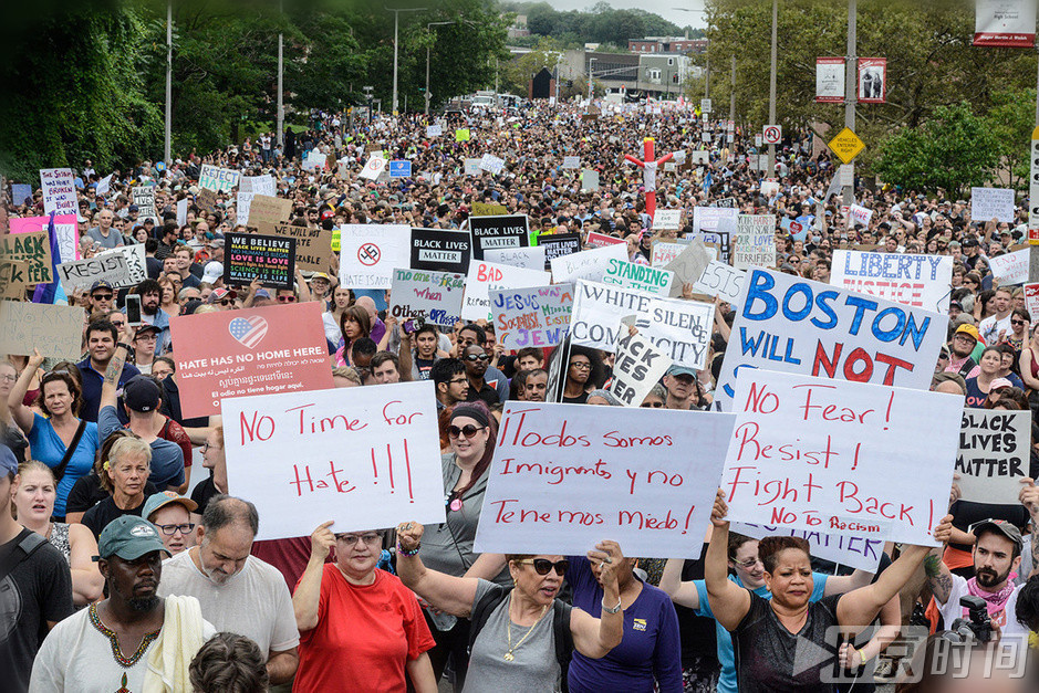 中新社纽约8月19日电 据美国媒体消息，马萨诸塞州首府波士顿19日发生大规模反种族主义示威游行。约15000名波士顿市民聚集在著名的波士顿公园，高举反对种族主义、新纳粹、三K党的标语，举行示威。