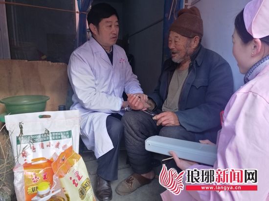 临沂市医务志愿者上门体检 老兵老党员感受温