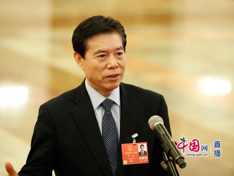 商务部长钟山指出,2017年,我国外贸稳中有进,好于预期。去年,我国成为世界第一贸易大国,这说明我国贸易大国的地位更加巩固。