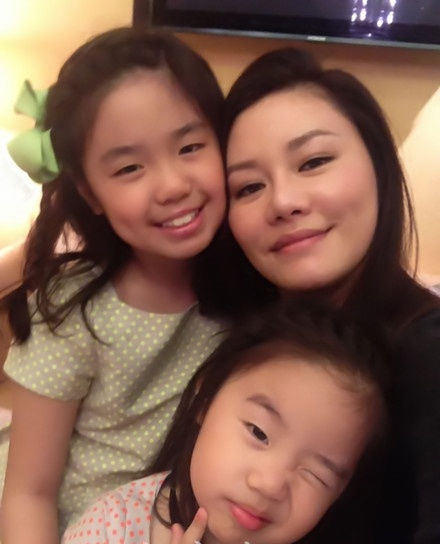 看完钟镇涛前妻生的女儿和现任生的,网友:还是章小蕙基因好