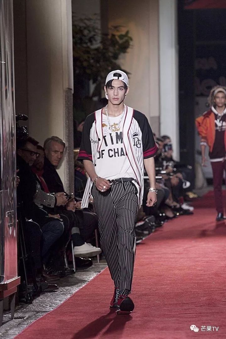 吴亦凡王俊凯迪丽热巴时装周走秀超能打!他们