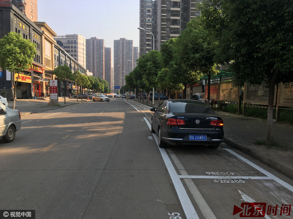 武汉路边停车位重新划线 各车位都有了证件号