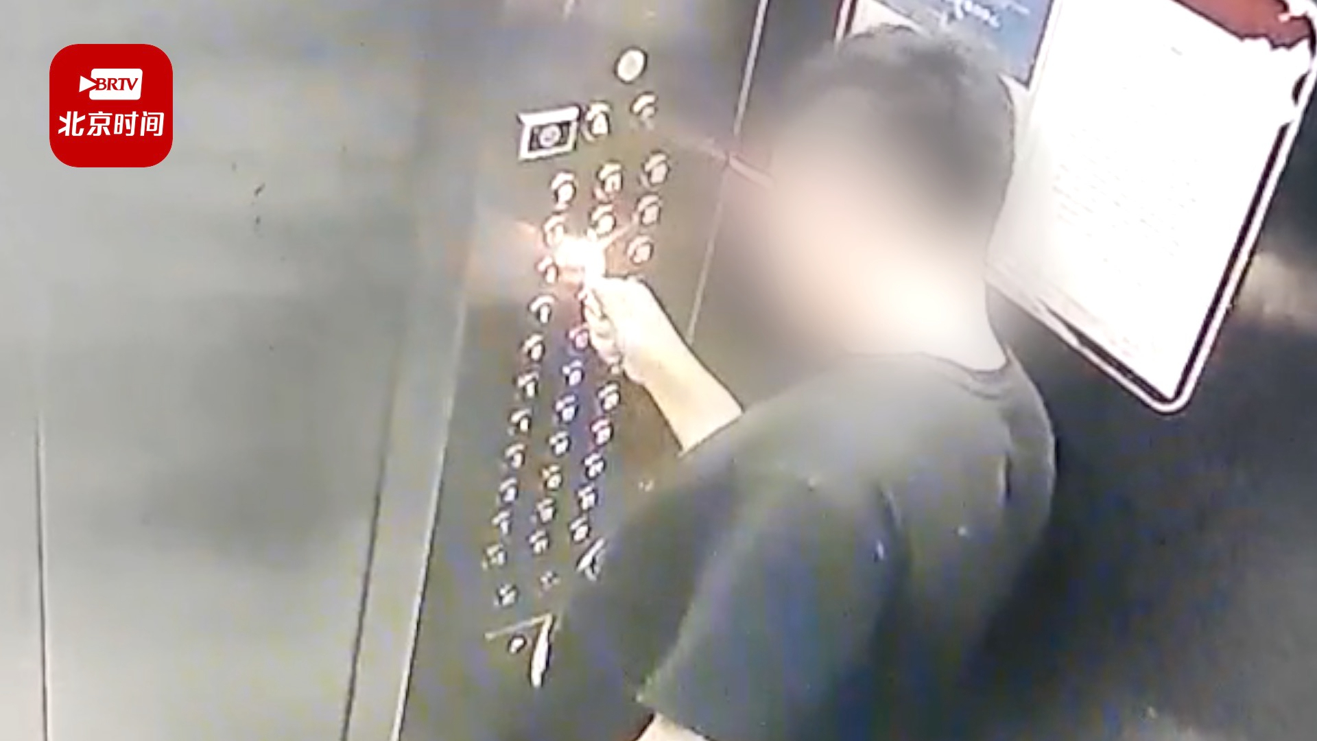 沈阳警方通报男子用打火机烧电梯按键：行政拘留10日
