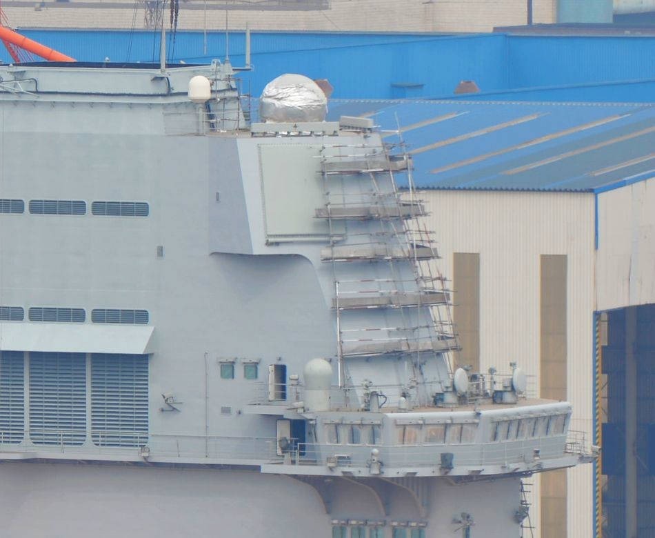 国产航母在摊铺飞行甲板期间，舰岛部分区域也扎上脚手架，可能将对这些部位重新刷漆。