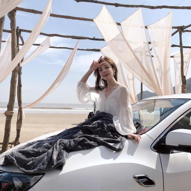 跨界女王冯提莫海边轻纱裹身半遮半露拍写真 表情甜美内心冻成狗