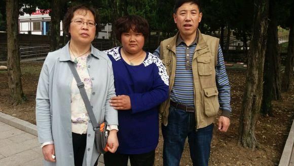 镜头下:雷锋式战士孙茂珲墓地,23岁去世,一个女