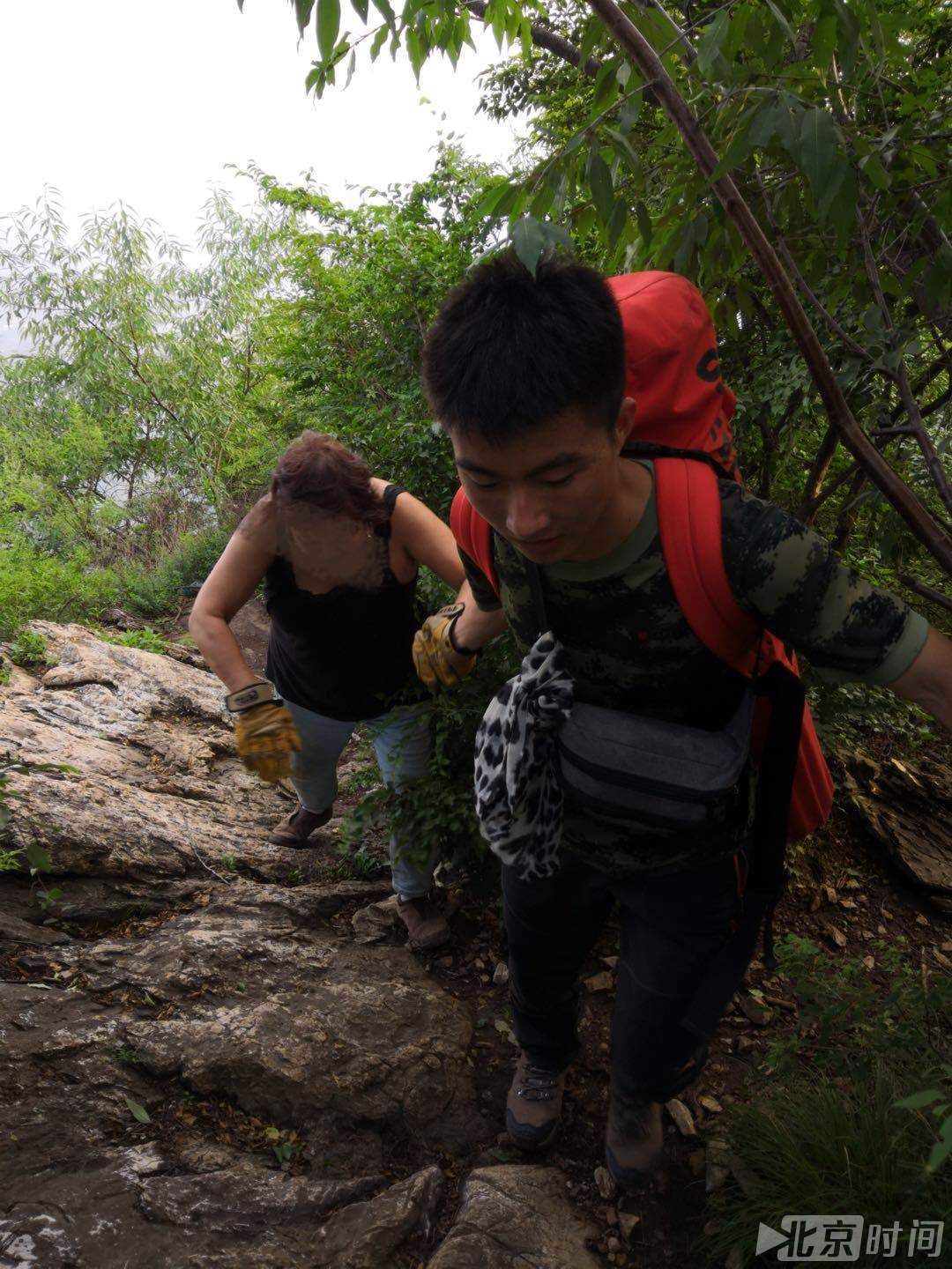 外籍驴友受伤被困长城 消防用翻译软件进行安