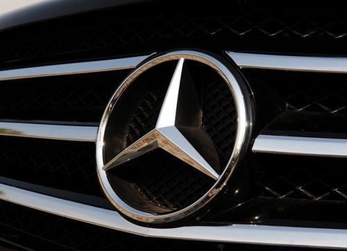 奔驰车标被偷,小偷要钱才肯还,结果却聊到和她