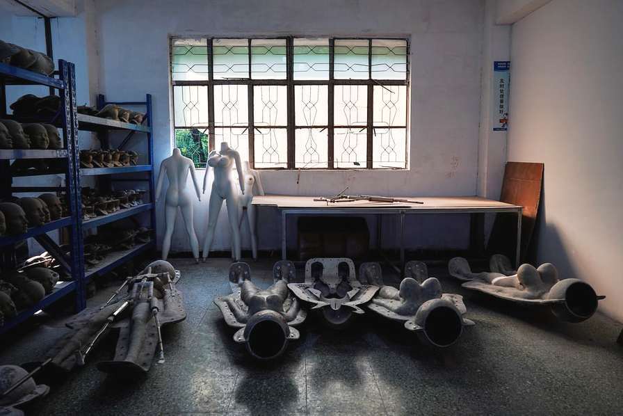 广东中山，WMDoll公司车间的地板上，放着各种不同形状的模具。