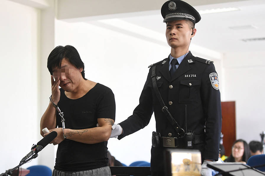 伙同女儿绑架同学 父亲受审当庭忏悔 伙同女儿绑架同学 父亲受审当庭忏悔