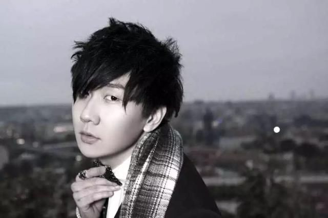 首歌在抖音一夜爆红,现身价上亿,新歌名字却暴