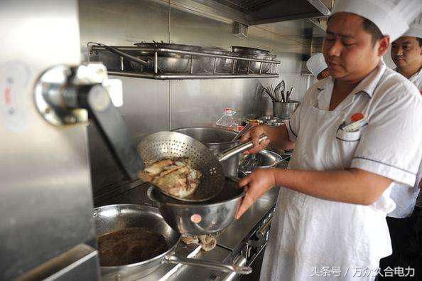 大多数人坐火车为什么不吃火车上的饭?