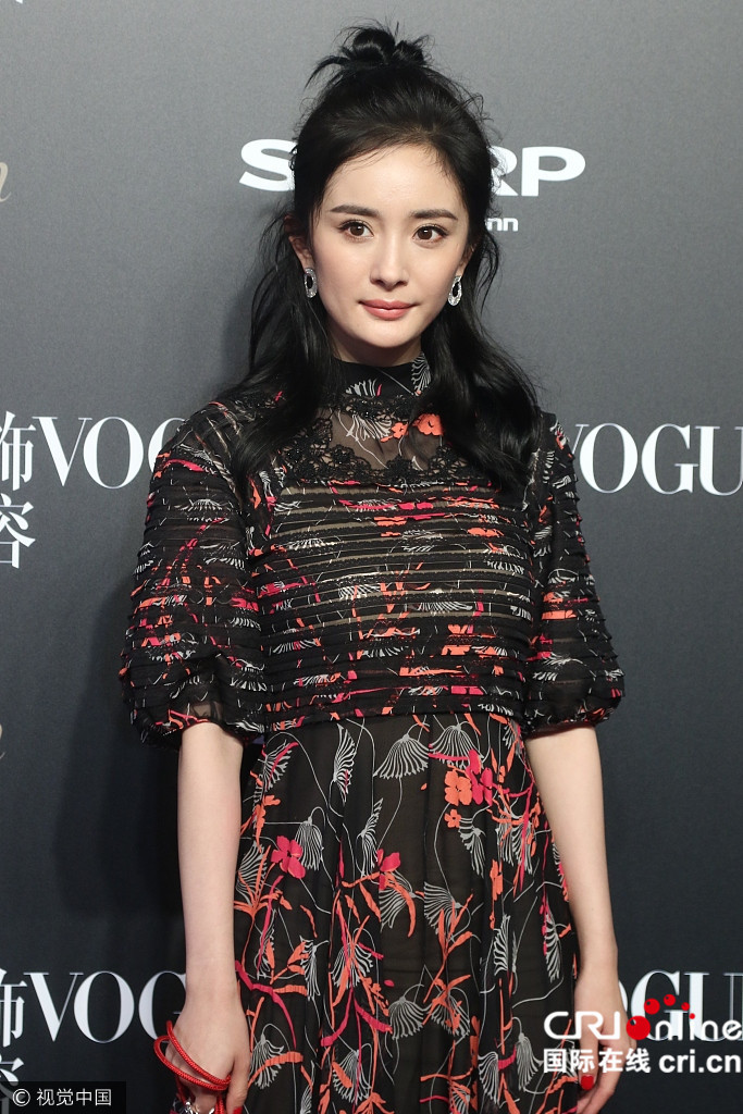 杨幂特意等陈伟霆合照 网友:风晴雪和大师兄