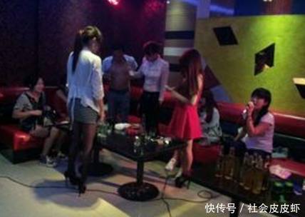 男子KTV喝醉酒,将路过的女子拦下,男子:正经姑