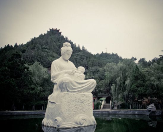 对于郑州人来说,黄河游览区再熟悉不过了,景区里的《哺育》和《大象》