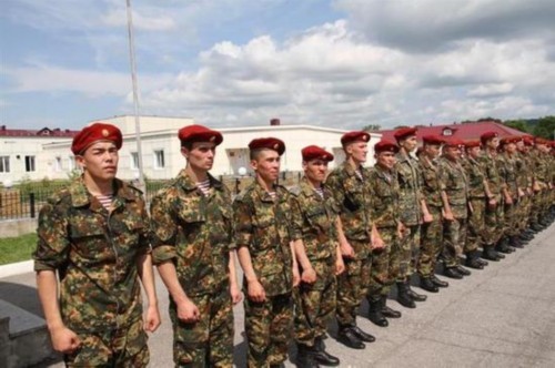 俄军特种兵选拔赛太残酷 士兵为争贝雷帽被打断肋骨