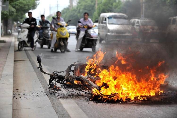 昆山男子骑电动车突然起火 一路火花竟浑然不