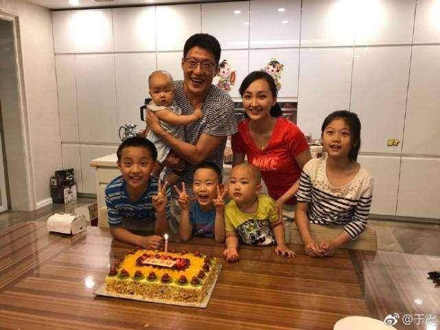 只要有空,于震也是陪在妻儿身边,陪他们一起出游玩耍,做上了慈父.