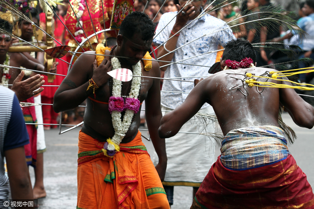 用银针刺穿舌头、双颊等。