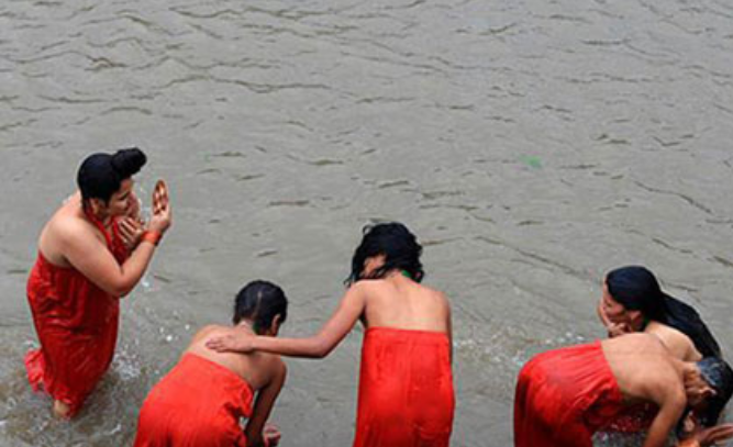 当然，有钱人则在家里建有现代化的浴室，利用当地丰富的太阳能取暖，在大街的水池边，一般是看不到他们沐浴的身影的。

　　尼泊尔人似乎和水有着天然的亲近感，一年四季不停地用水来清洗自己的身体和衣物。水乃万物之源，对于所有生命不可缺少。对于印度教徒来说，不只是生理上的需求，更是精神上的寄托。走了尼泊尔很多地方，尼泊尔人把水当作神圣的物质在崇拜，不但洗去身上的罪劣，还要净化其心灵。