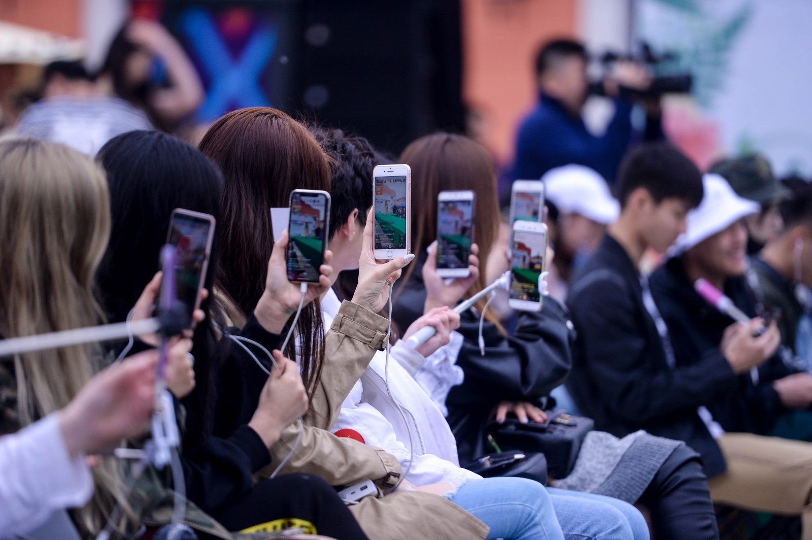 众多模特穿草编时装走秀 这是要火的节奏?