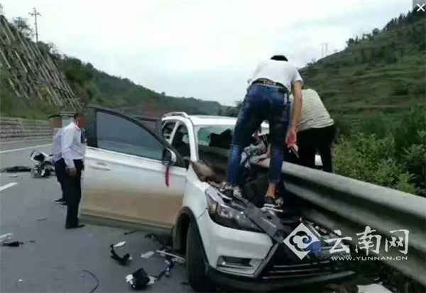 惨烈车祸现场：护栏刺穿越野车致1死2伤