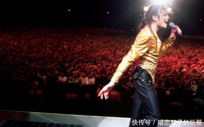 她只因台上亲吻迈克尔杰克逊, 下台丢掉工作, 活