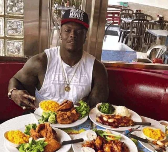 奇葩!他被称为足坛最强壮球员,因不能吃鸡拒绝