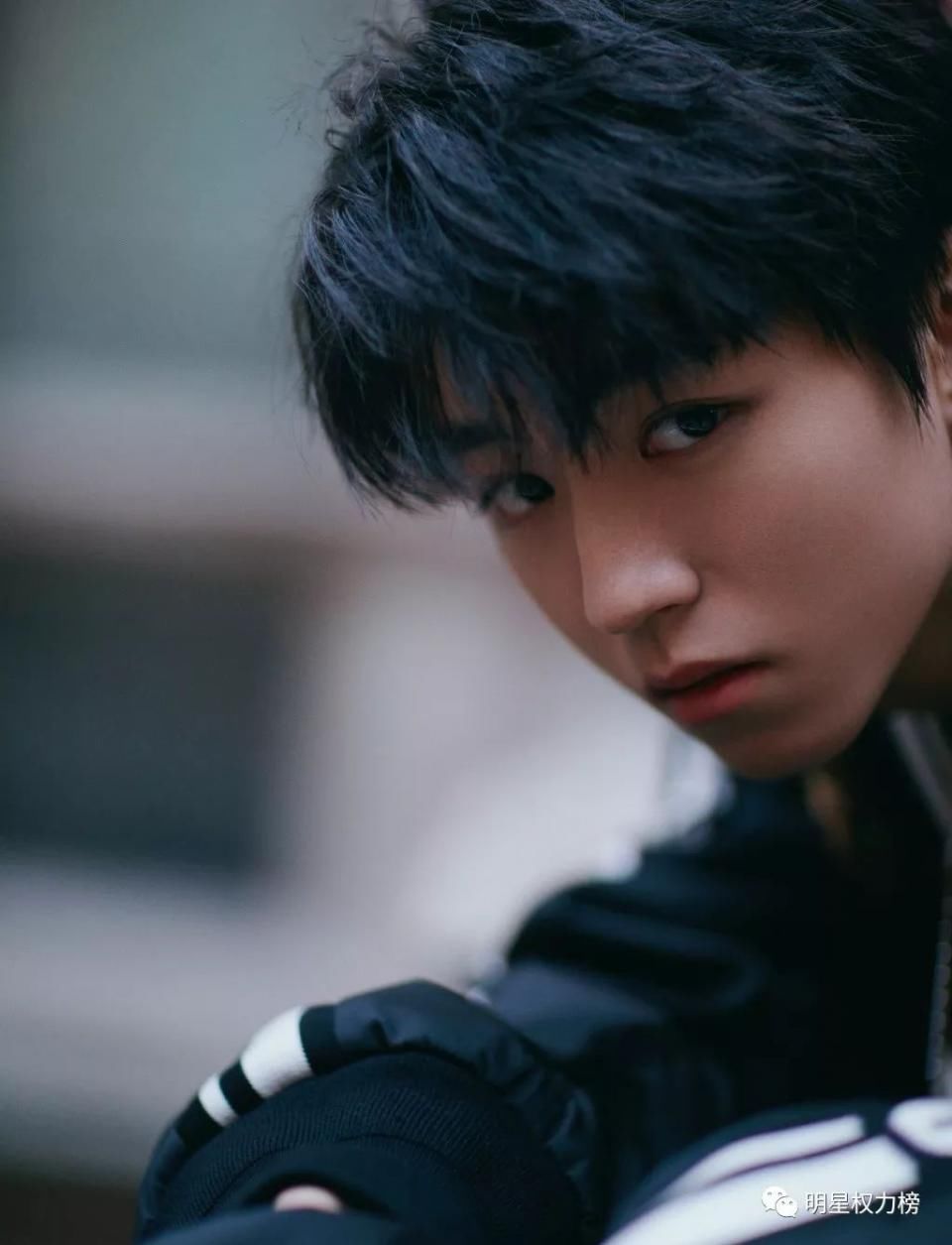 王俊凯最新街拍酷帅撩人 杨幂杂志大片简约唯