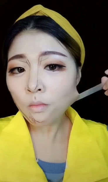 90后外卖员送餐之前化妆,用胶带粘上脸后,真是太惊艳了