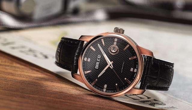 朋友去香港旅游,被导游忽悠花5000元买了瑞士