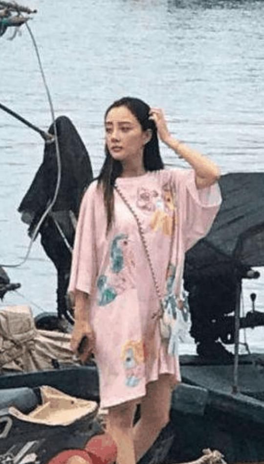 李小璐海边别墅悠闲度假,贾乃亮疲于奔命,但是