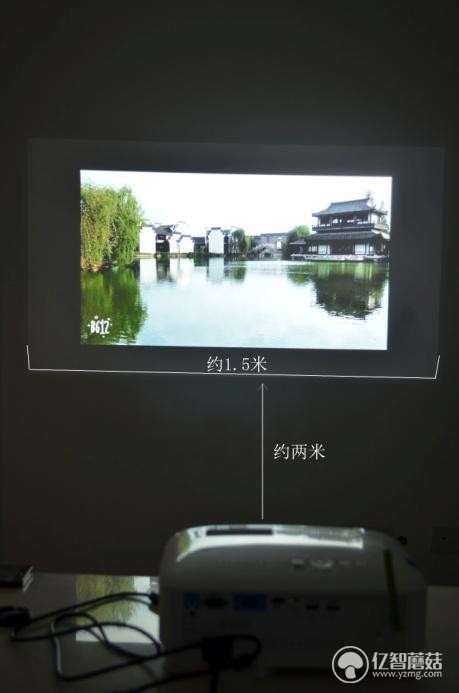 颜值清新 无限投屏商务投影机到底如何?