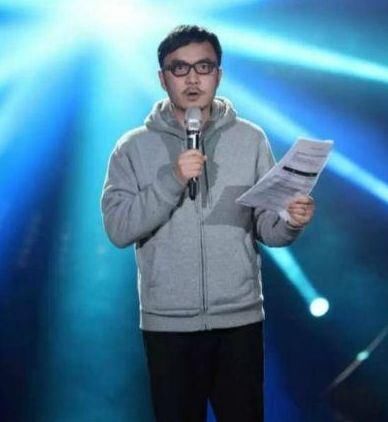 话筒砸到导演,一句话掌声雷动,他的救场能力不