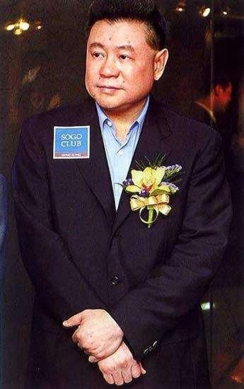 他是香港富商,李嘉欣关之琳都与他传过绯闻!