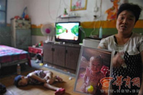 西安一两岁女童被人从家中抱走 孩子父亲下跪寻娃 西安一两岁女童被人从家中抱走 孩子父亲下跪寻娃