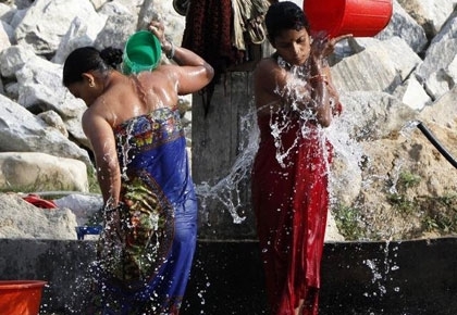 据说在尼泊尔没有多少浴室，即使有也是收费太高，贫穷的尼泊尔人承受不起。因此，原生态的当众洗浴，便成为尼泊尔一道特殊的风景线。