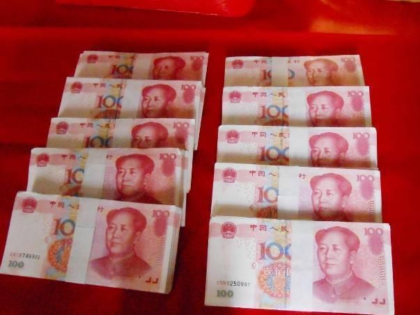 不顾爸妈反对欲嫁二婚男人,看到他拿来的十万彩礼,吓得不敢嫁