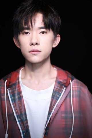 易烊千玺穿 雨衣 登台,搭配格子外套帅气时尚,网