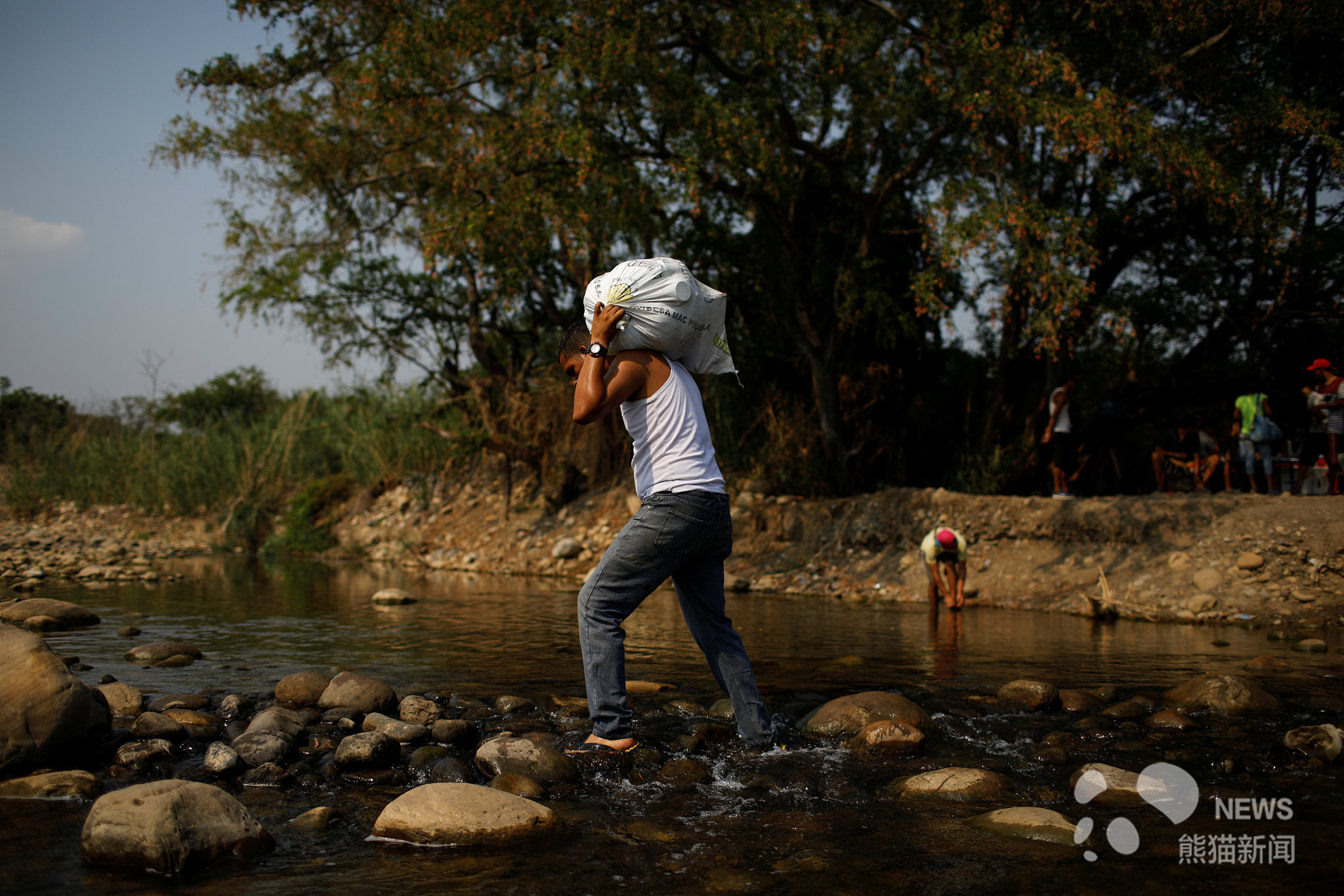 局势动荡缺衣少食 委内瑞拉人赤手徒步从邻国
