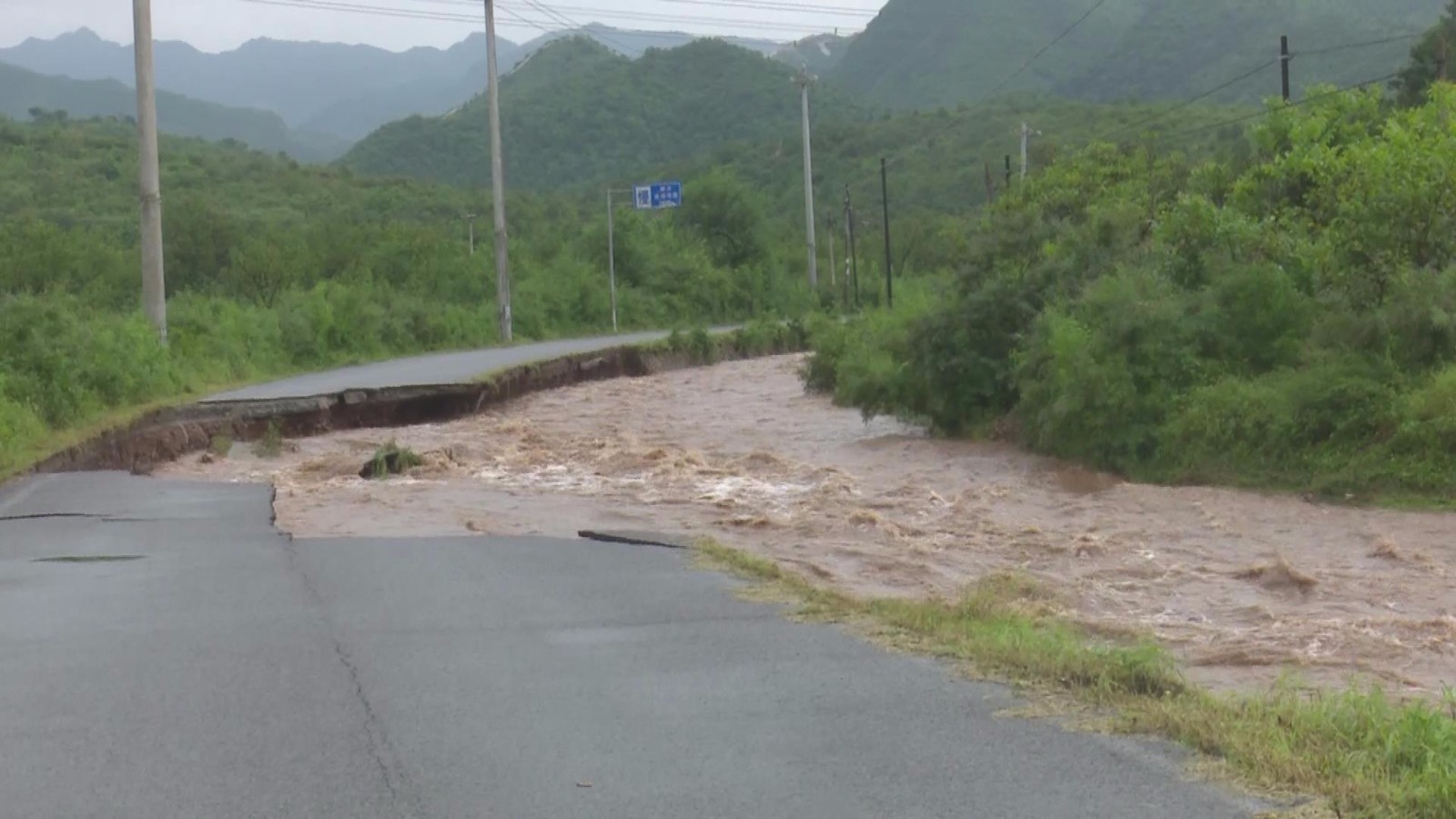 平谷区:快速反应 10小时抢通130米水毁路保出行 平谷区:快速反应 10小时抢通130米水毁路保出行